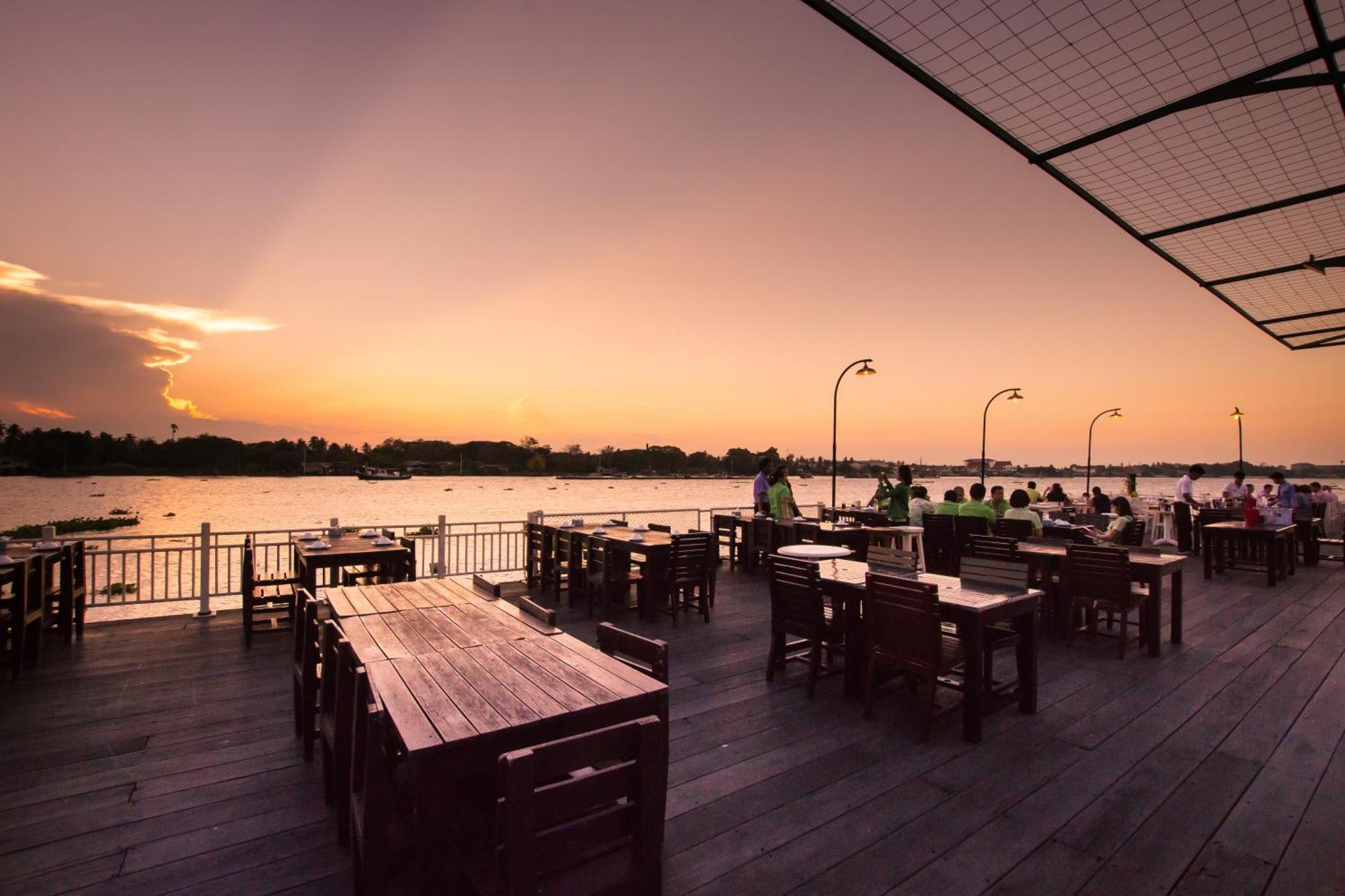 Kalanan Riverside Resort Нонтхабурі Екстер'єр фото